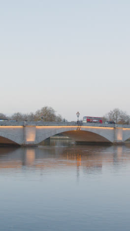 Vertikales-Video-Der-Putney-Bridge-über-Die-Themse-In-London,-Beleuchtet-Im-Winter-Mit-Bussen-1